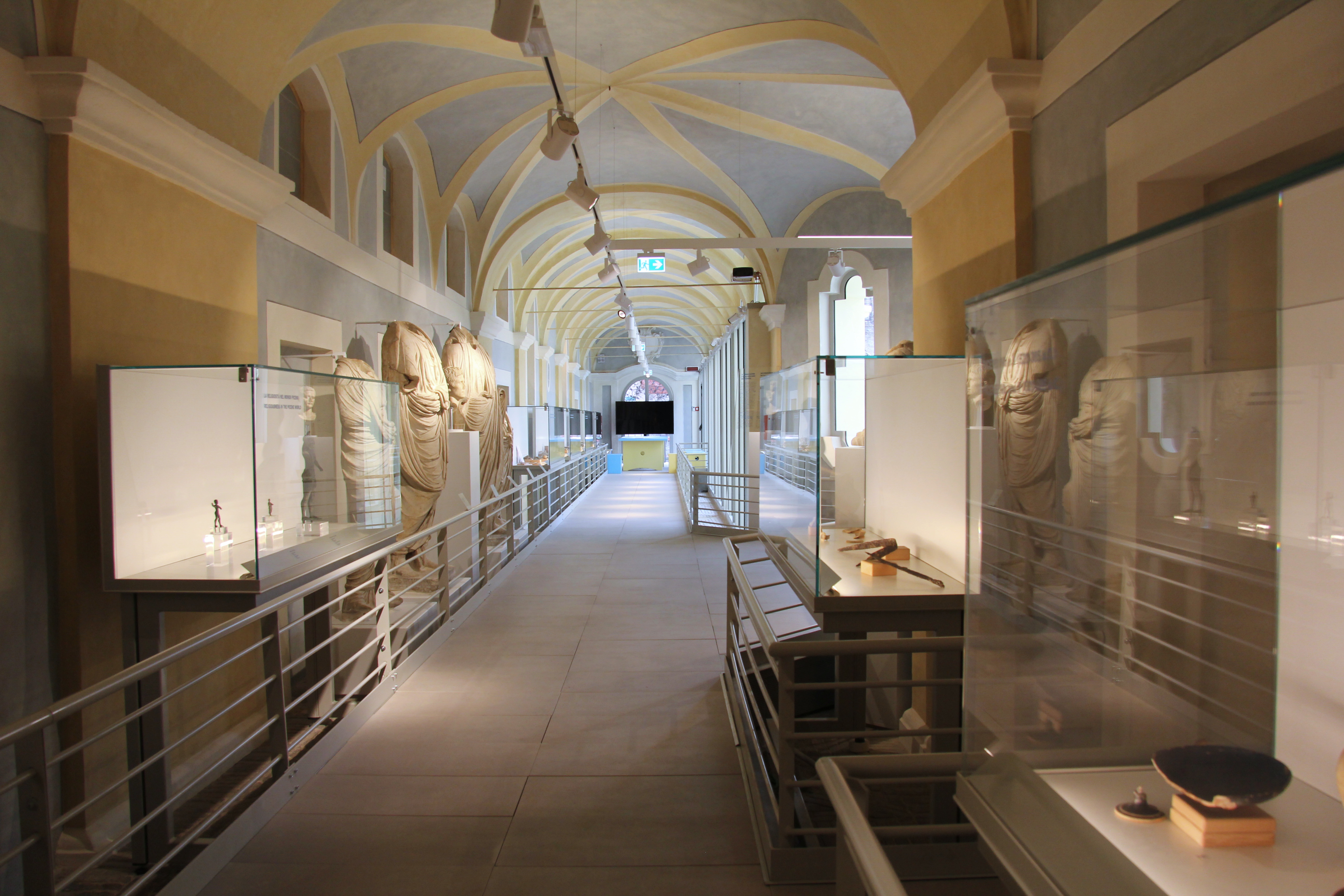 bacheche della sezione romana con sala didattica sullo sfondo
